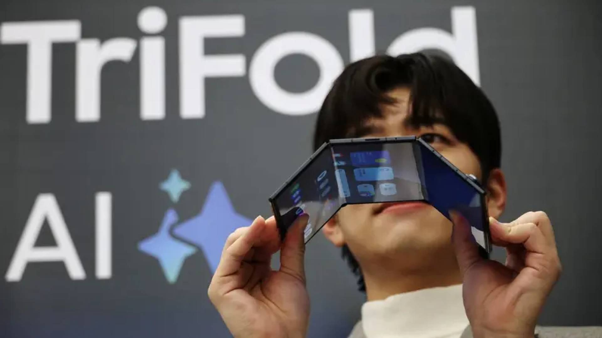 رسميا.. "سامسونغ" تنهي رحلة أول هاتف ثلاثي الطيات وتعلن نفاد كمياته