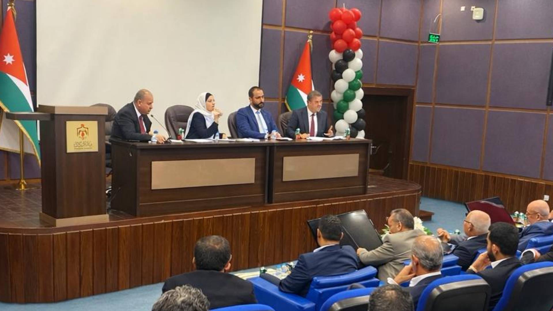 النقل وهيئة النقل البري تبحثان استدامة سلاسل الإمداد وتطوير القطاع في ظل التحديات الإقليمية