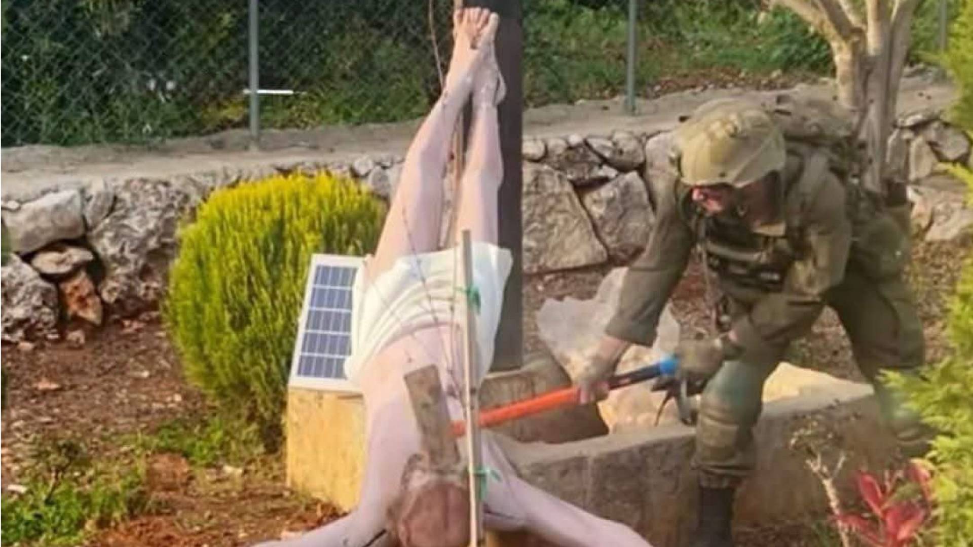 جندي لدى الاحتلال يحطم تمثالاً يُمثل السيد المسيح جنوبي لبنان #عاجل 