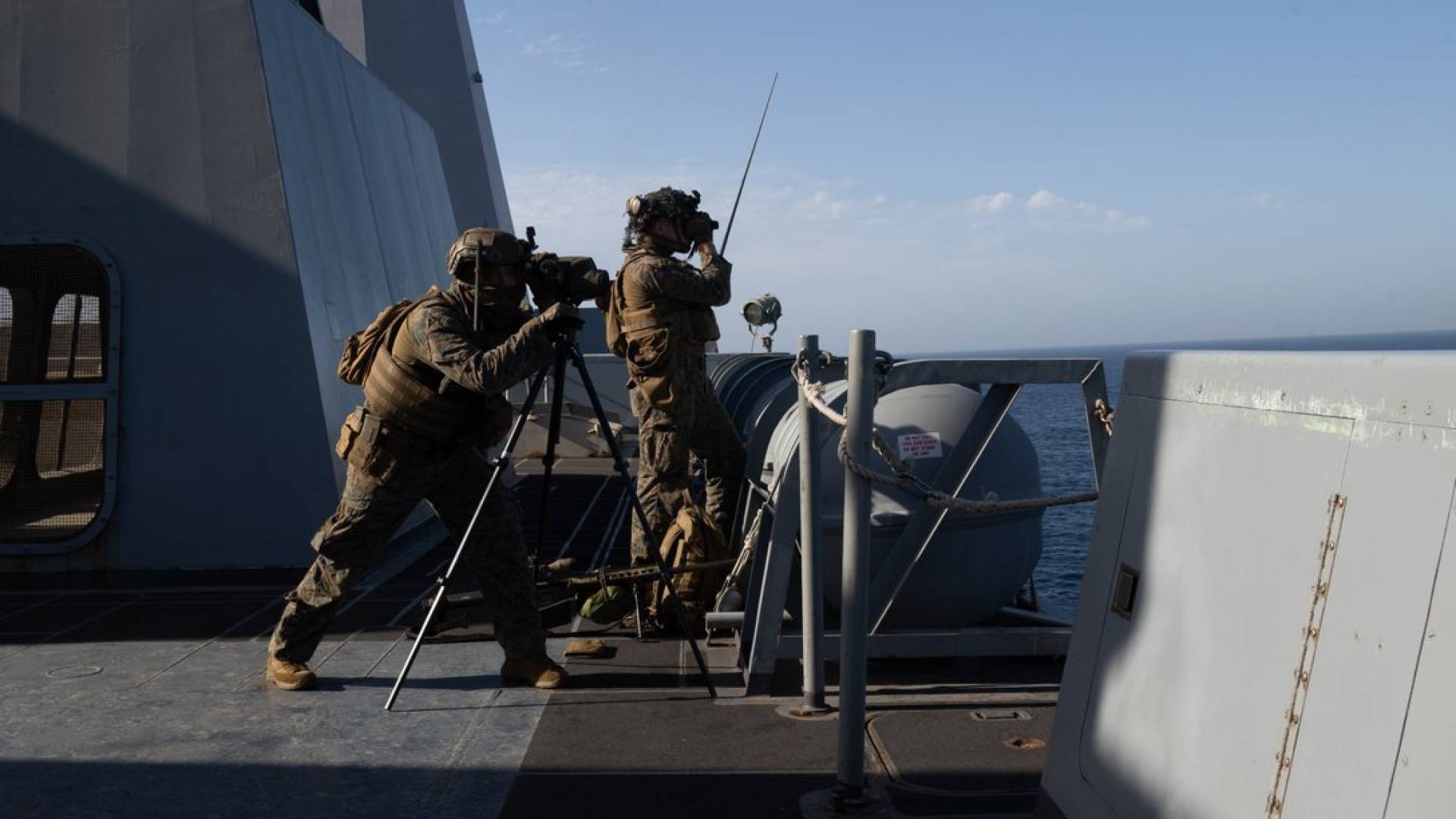 إعلام أمريكي: مشاة البحرية الأمريكية ينهون تفتيش السفينة الإيرانية ويصادرون حمولتها