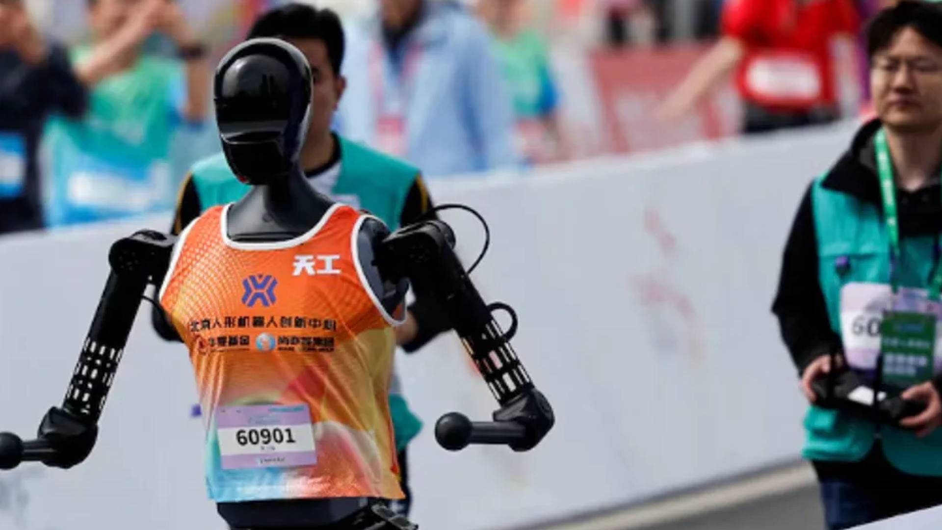 روبوت صيني يحطم الرقم القياسي البشري في نصف ماراثون ببكين