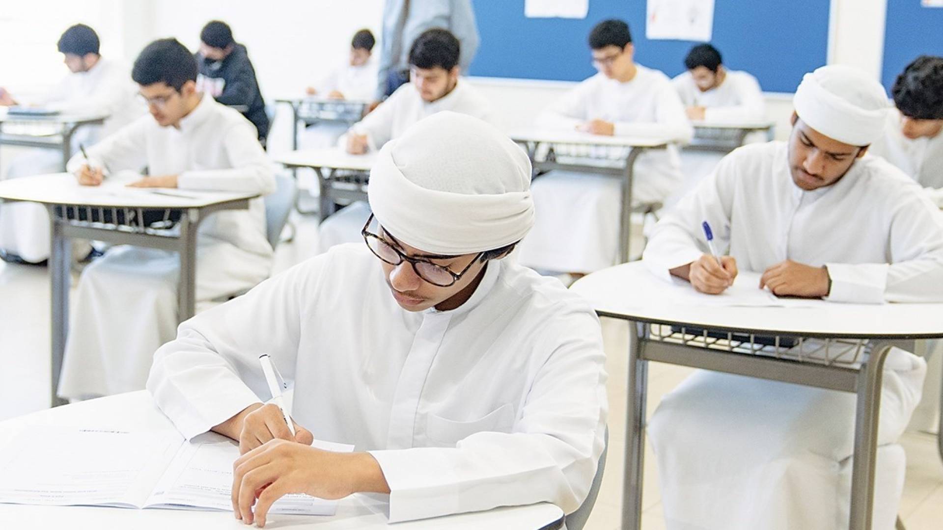 حاكم دبي يعلن استئناف الدراسة الحضورية الشاملة في كافة مدارس وجامعات الدولة