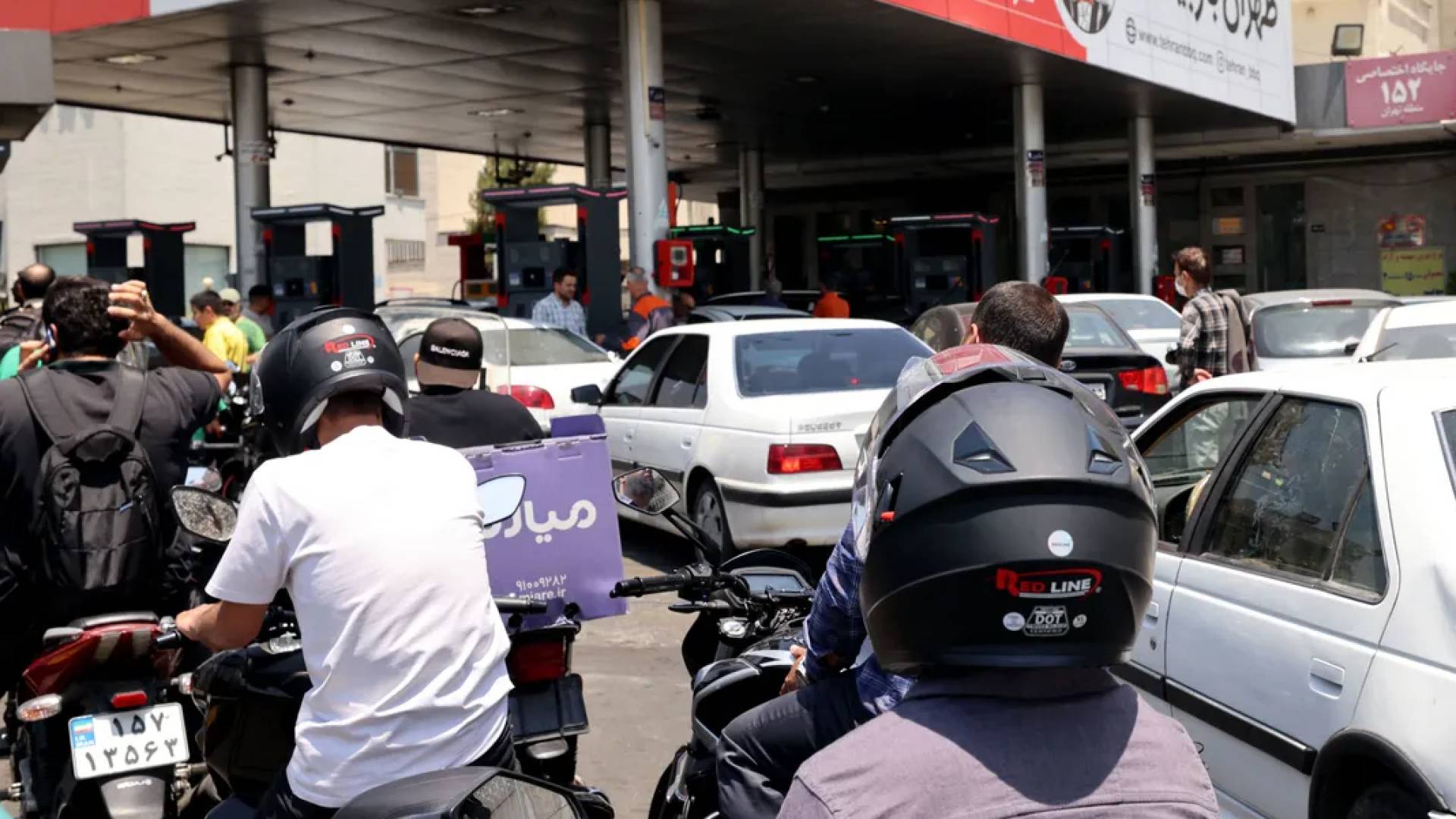 "طوابير الوقود" تربك طهران تزامنا مع مفاوضات إسلام آباد وتصاعد القلق الشعبي