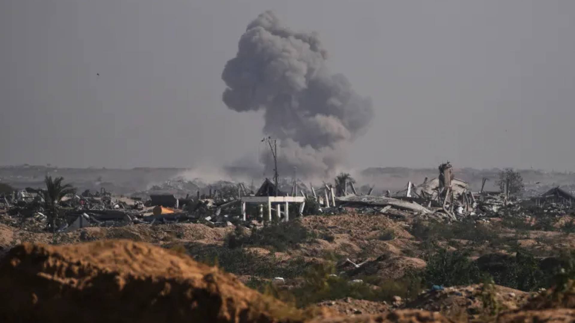 شهيد في مخيم البريج وإصابات برصاص جيش الاحتلال في خان يونس وغزة