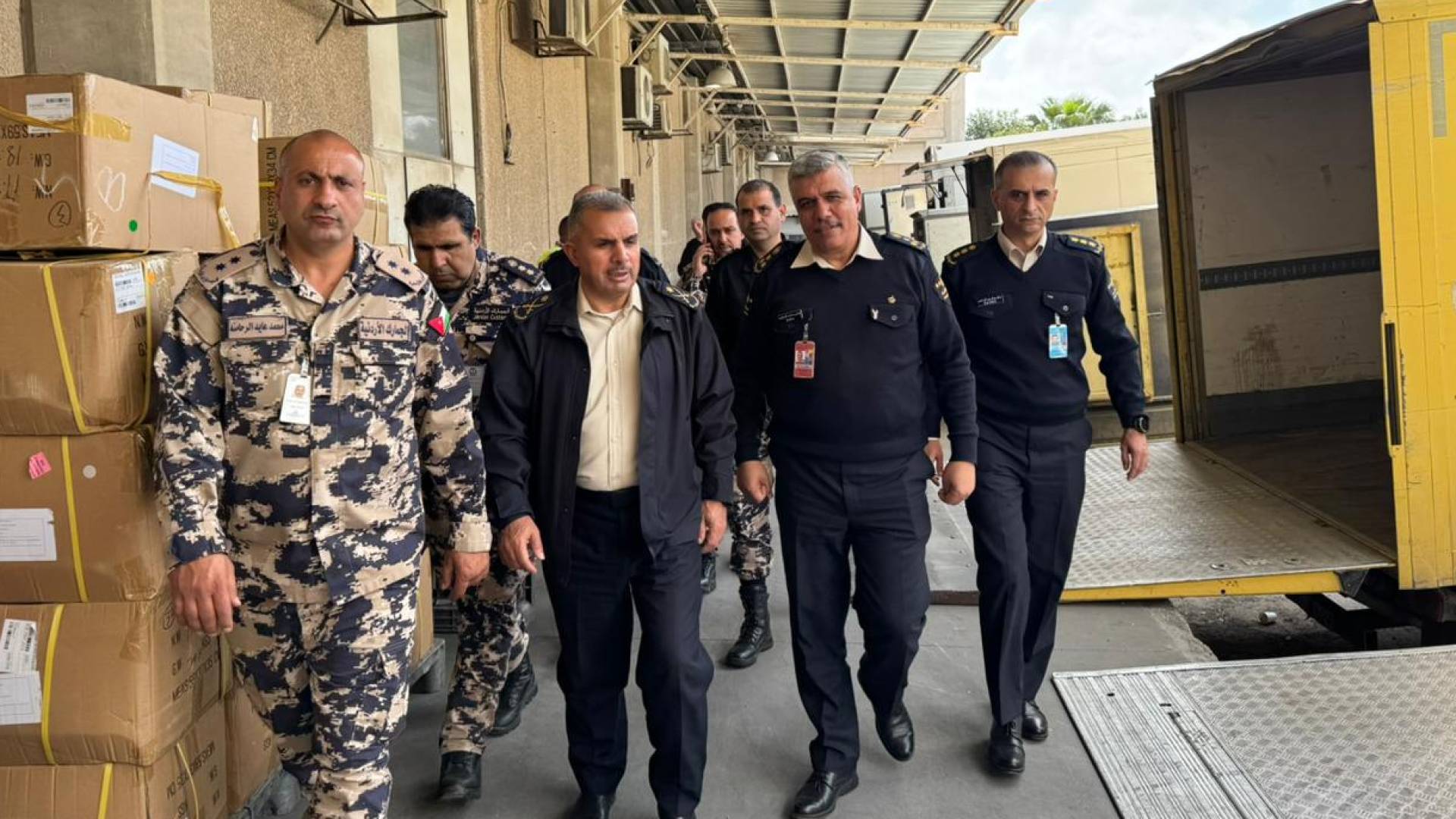 العكاليك يتفقد جمرك مطار التخليص ويؤكد الجاهزية للتعامل مع حركة الشحن المضاعفة