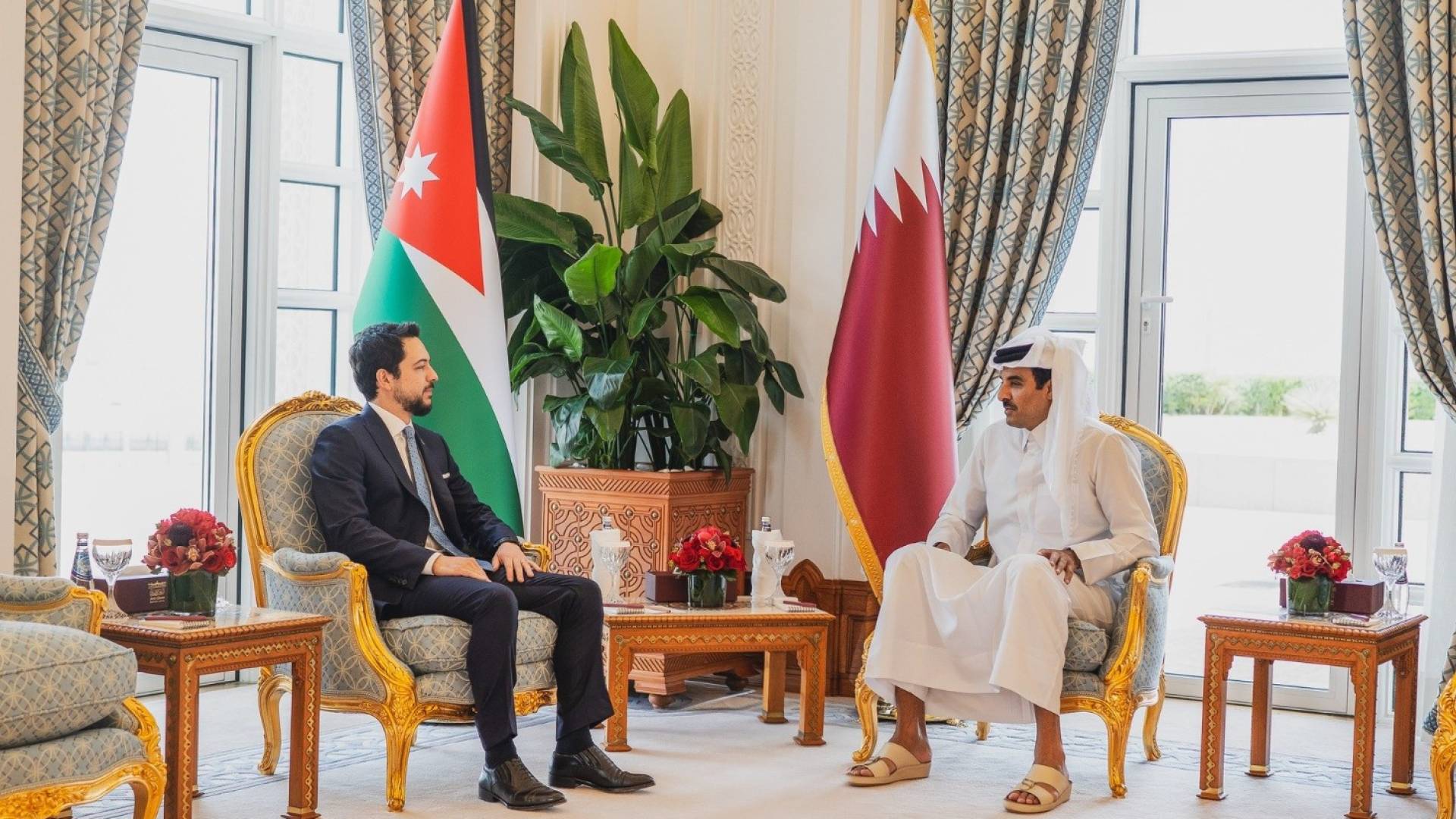 ولي العهد يلتقي أمير دولة قطر في الدوحة