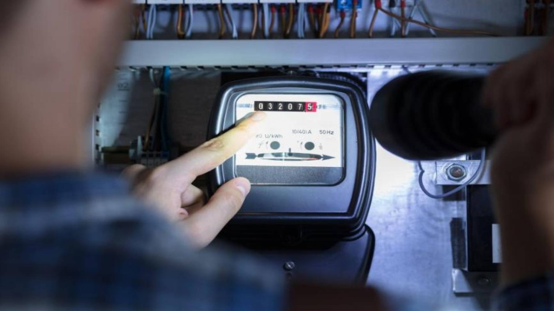 بكلفة 944 ألف دينار.. "فلس الريف" يقر إيصال الكهرباء لـ 278 منزلا ومشروعا