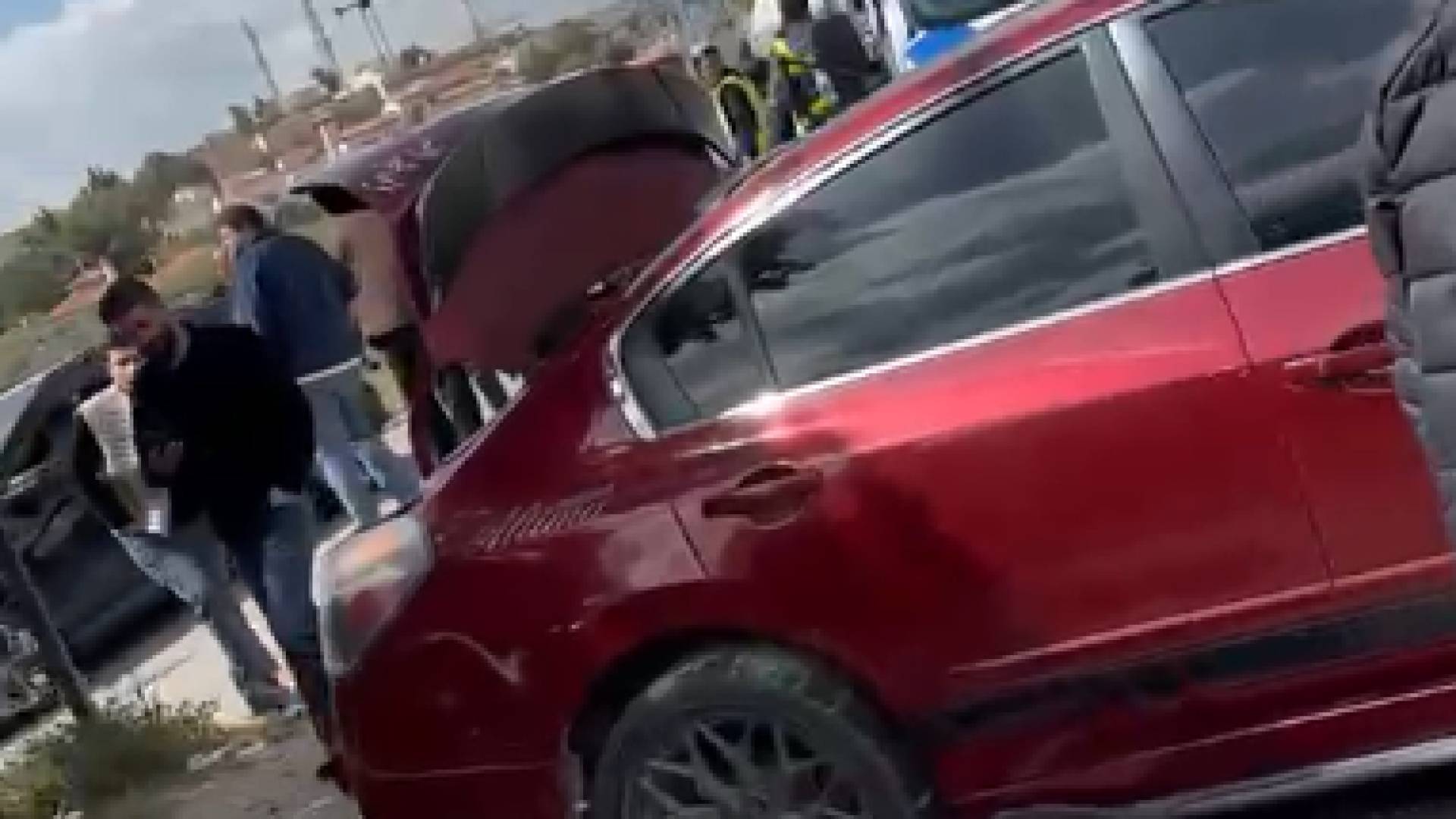 مراسل"رؤيا":إصابة 6 أشخاص إثر تصادم تسلسلي بين 3 مركبات على طريق أم العمد بمأدبا -فيديو