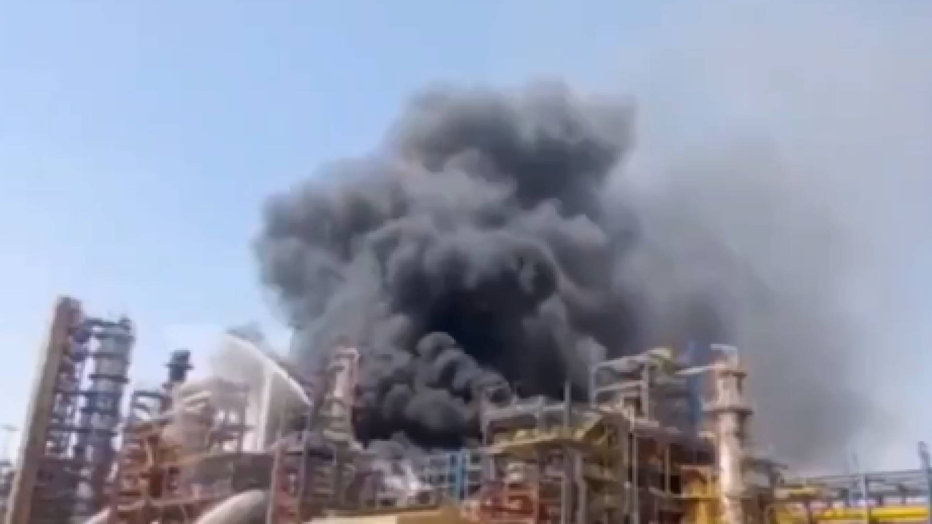 حريق ضخم يضرب مصفاة "راجستان" الهندية قبيل افتتاحها بيوم واحد وإلغاء زيارة مودي