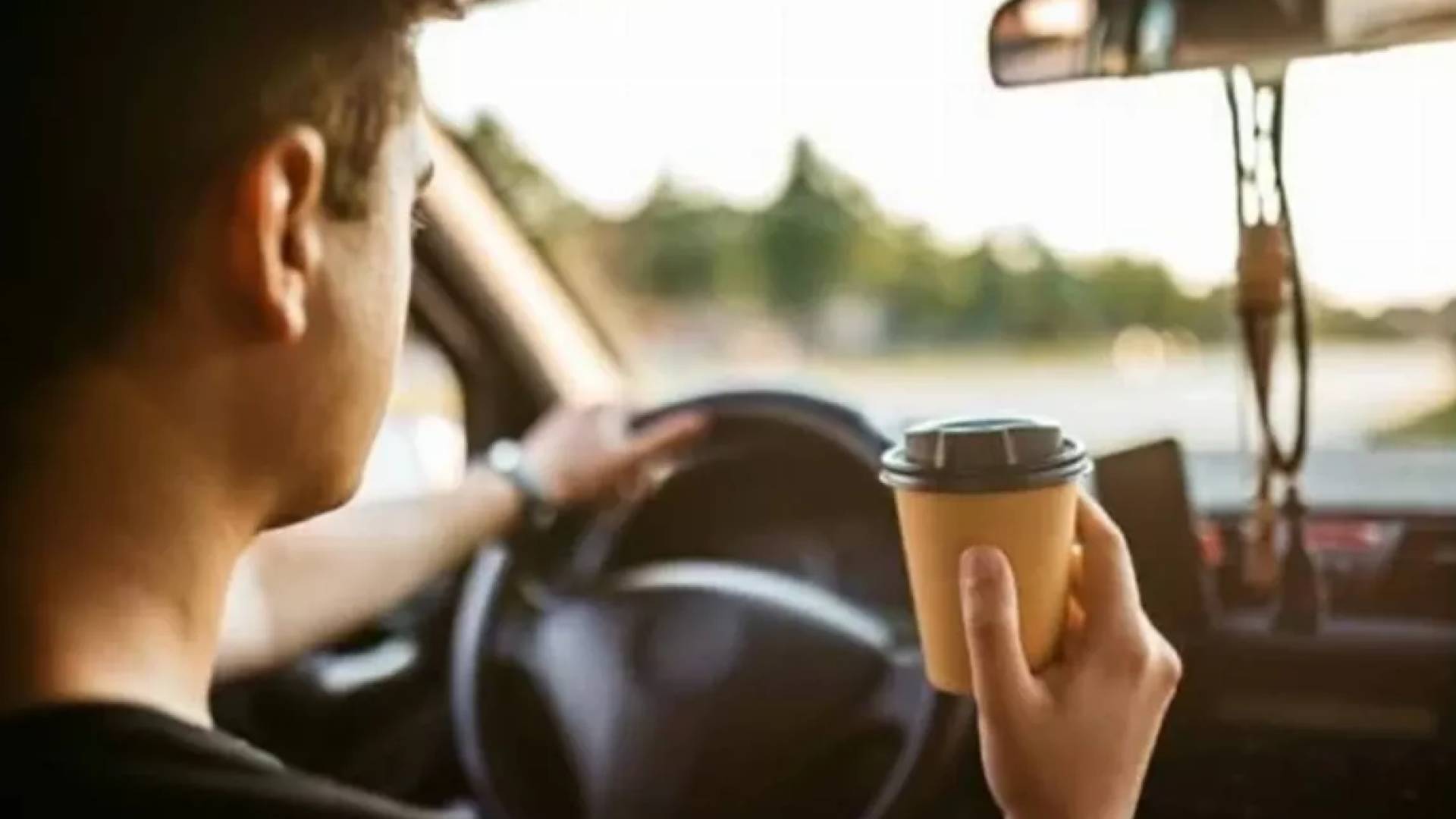 الروابدة لـ"نبض البلد": شرب القهوة وتناول الأطعمة أثناء القيادة يعرض السائق لمخالفة مرورية #عاجل 