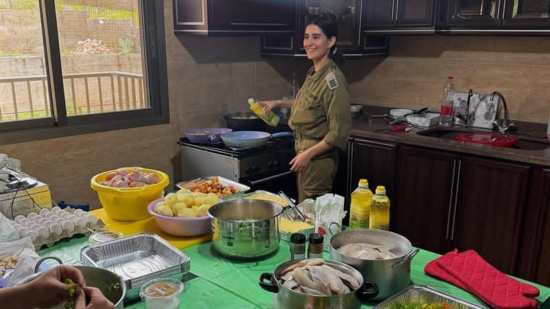 وسائل إعلام: صور تظهر جنودا من جيش الاحتلال داخل منزل في بلدة بنت جبيل بجنوب لبنان