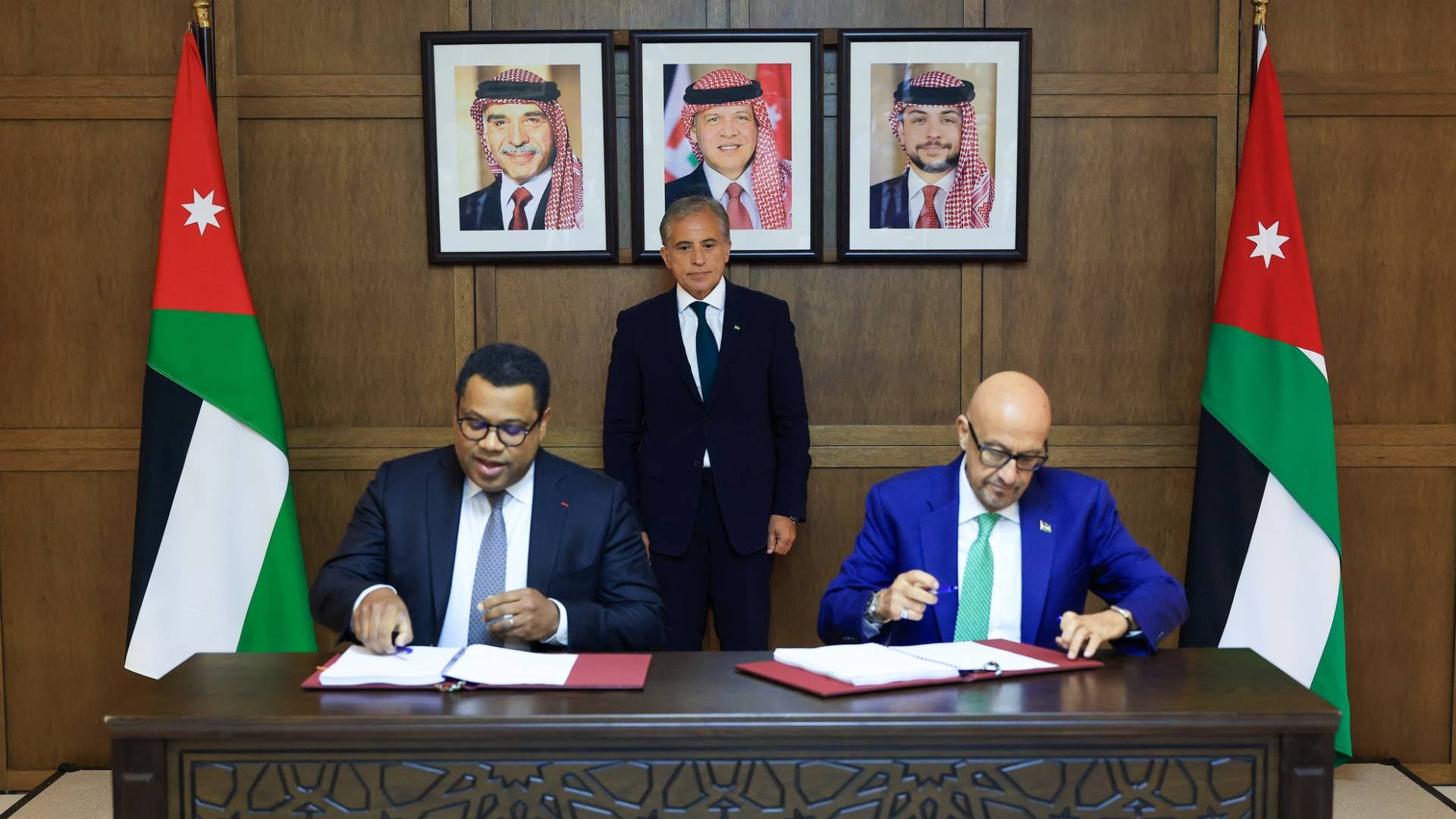 رئيس الوزراء يشهد توقيع الاتفاقية النهائية لمشروع الناقل الوطني بكلفة 5.8 مليار دولار