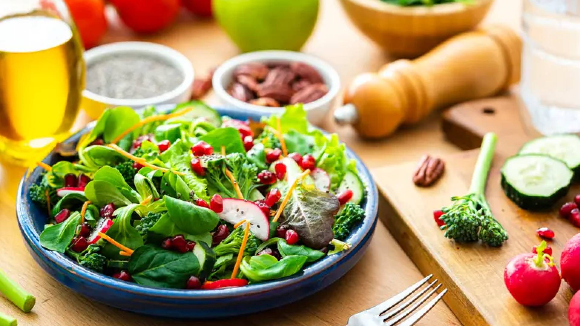 تعرف على أبرز الأطعمة المضادة للالتهابات التي تحول السلطة إلى وجبة وقائية متكاملة