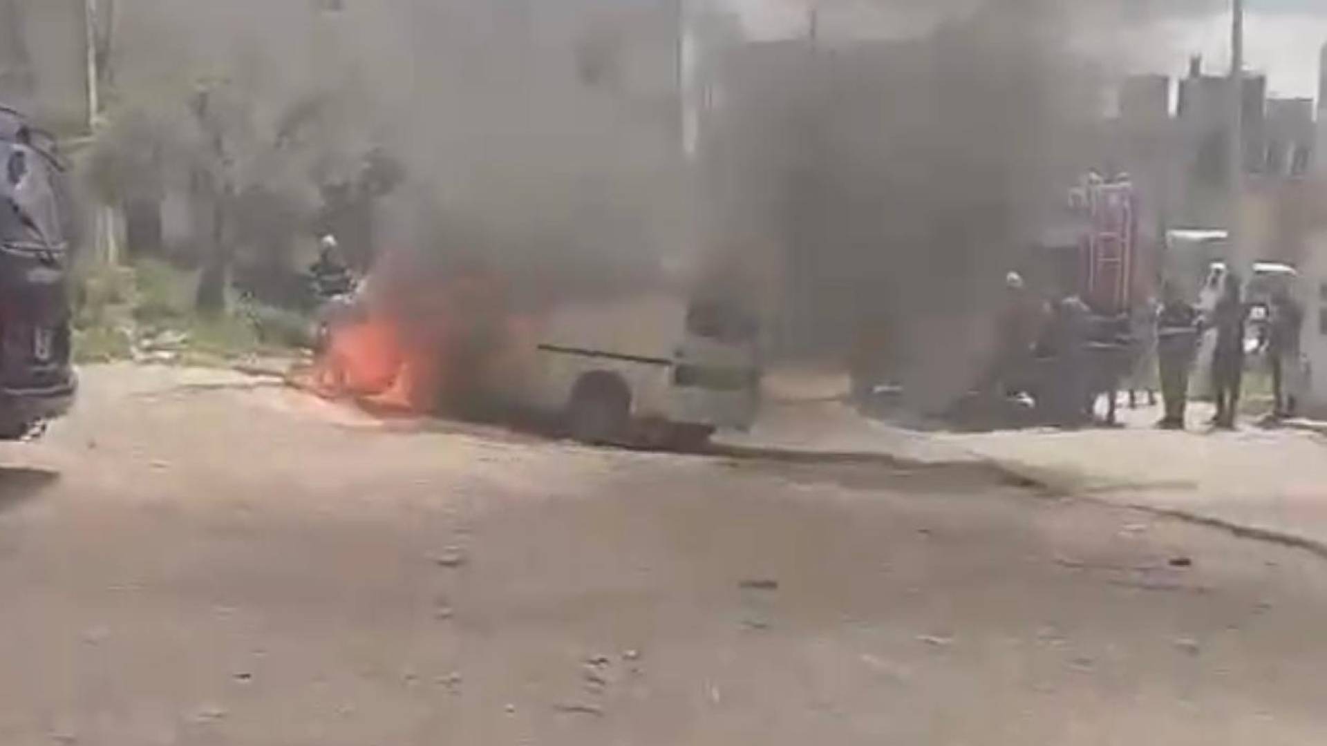 الدفاع المدني يخمد حريقا شب في مركبة داخل المجمع الشمالي بإربد