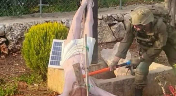 جندي لدى الاحتلال يحطم تمثالا للسيد المسيح