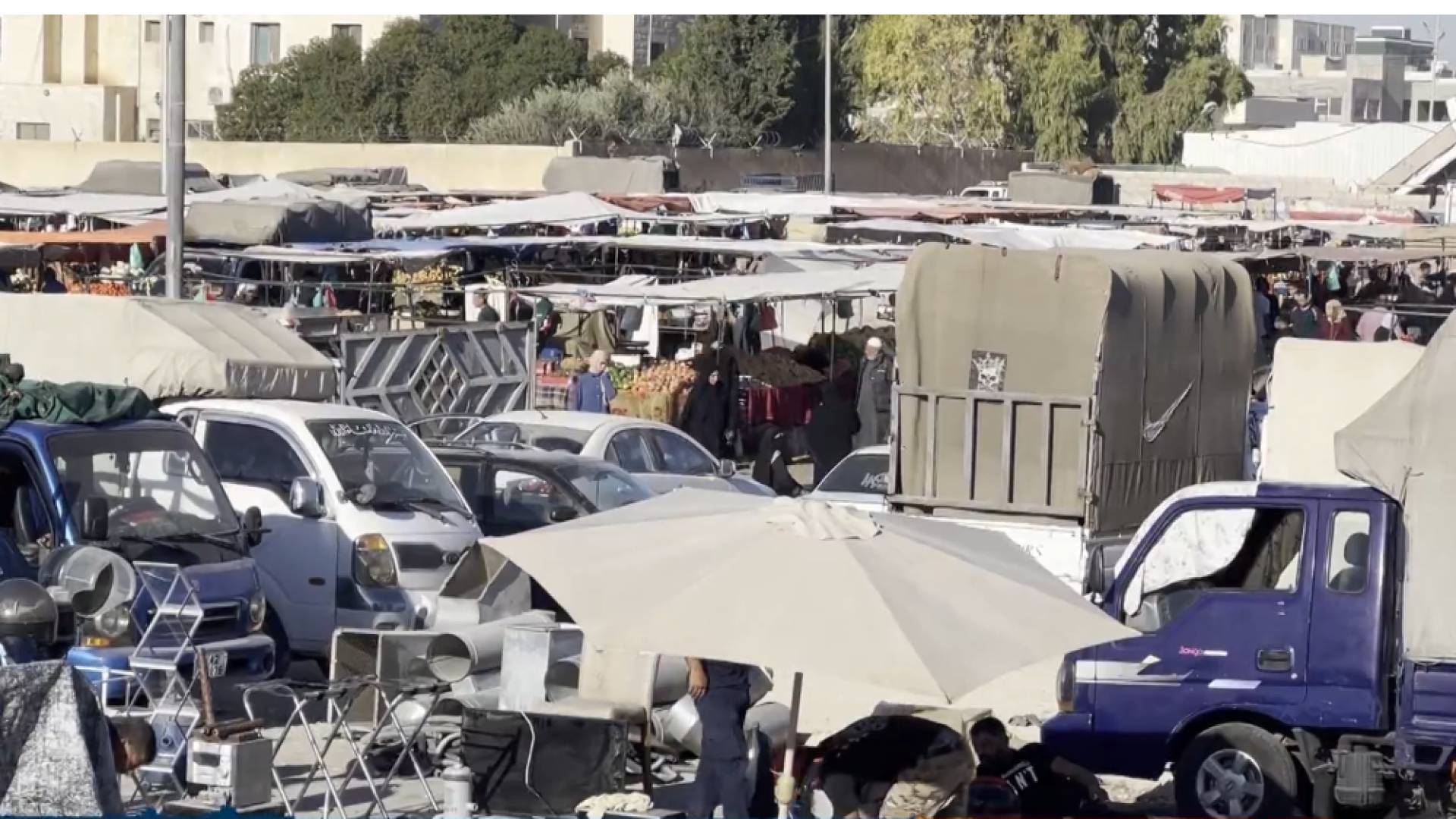 بلدية مادبا تعد ببناء سور سوق الجمعة خلال أيام بعد مطالبات عبر "من هنا نبدأ"