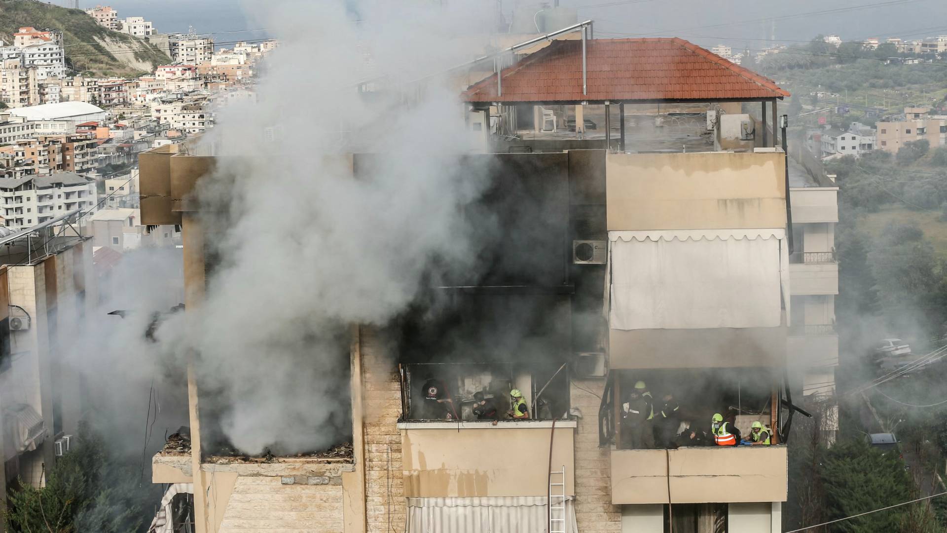 شهيد في غارة بمسيرة على البقاع.. وجيش الاحتلال يفجر أحياء كاملة جنوبي لبنان