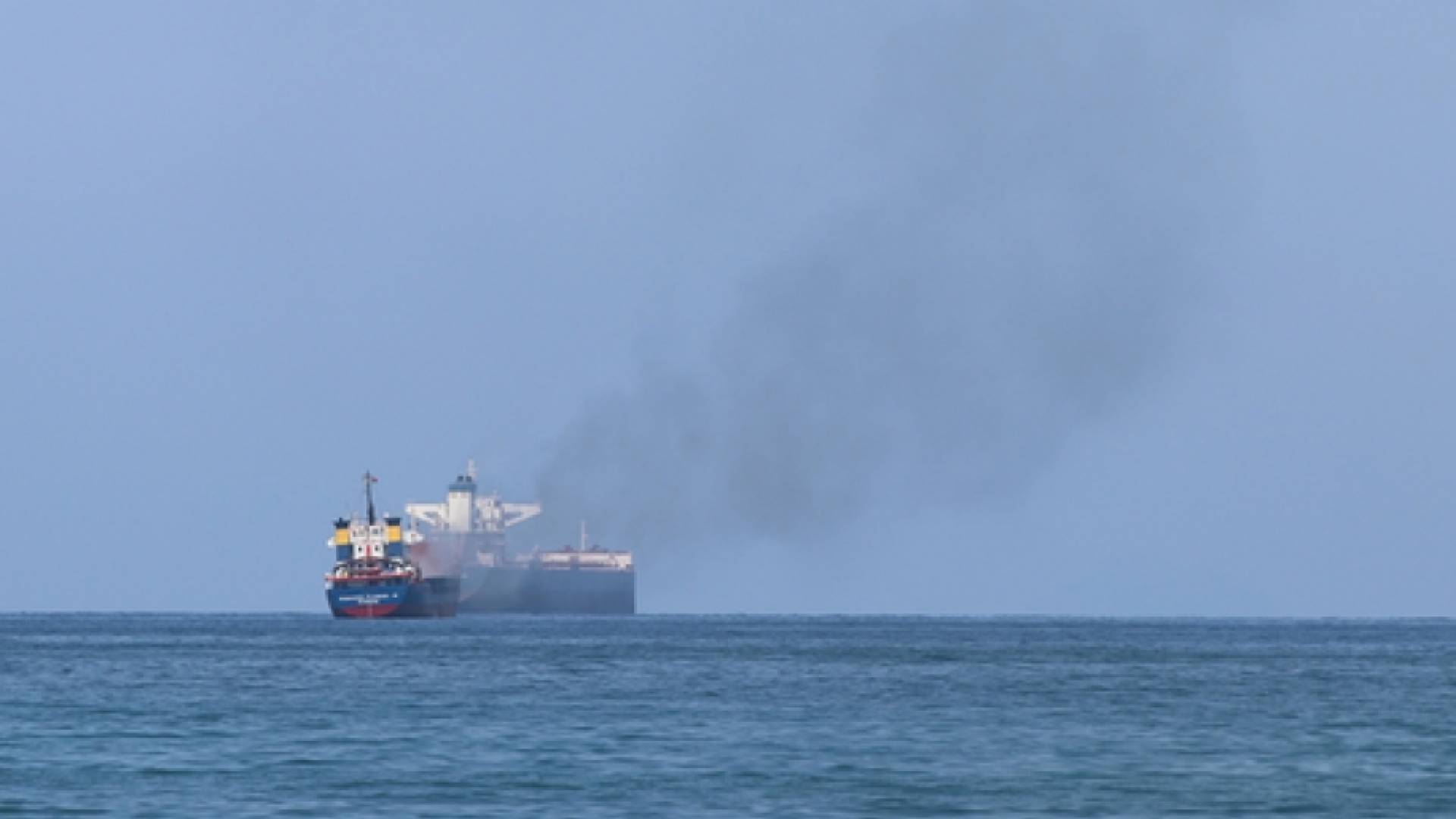 هجوم بحري قبالة عمان: زوارق إيرانية تطلق النار على سفينة حاويات وتلحق بها أضرارا كبيرة