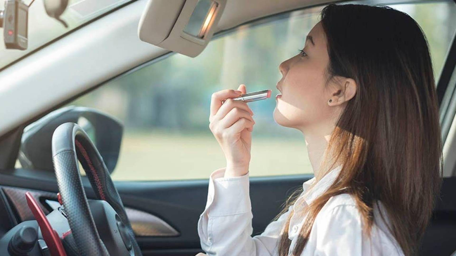 بعد جدل القهوة.. هل وضع المكياج أثناء القيادة مخالفة مرورية في الأردن؟