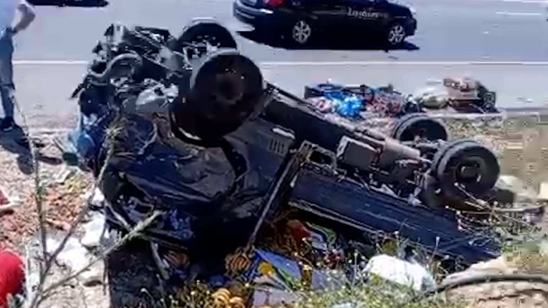 بالفيديو.. انقلاب مركبة شحن خضار على طريق المطار في عمان