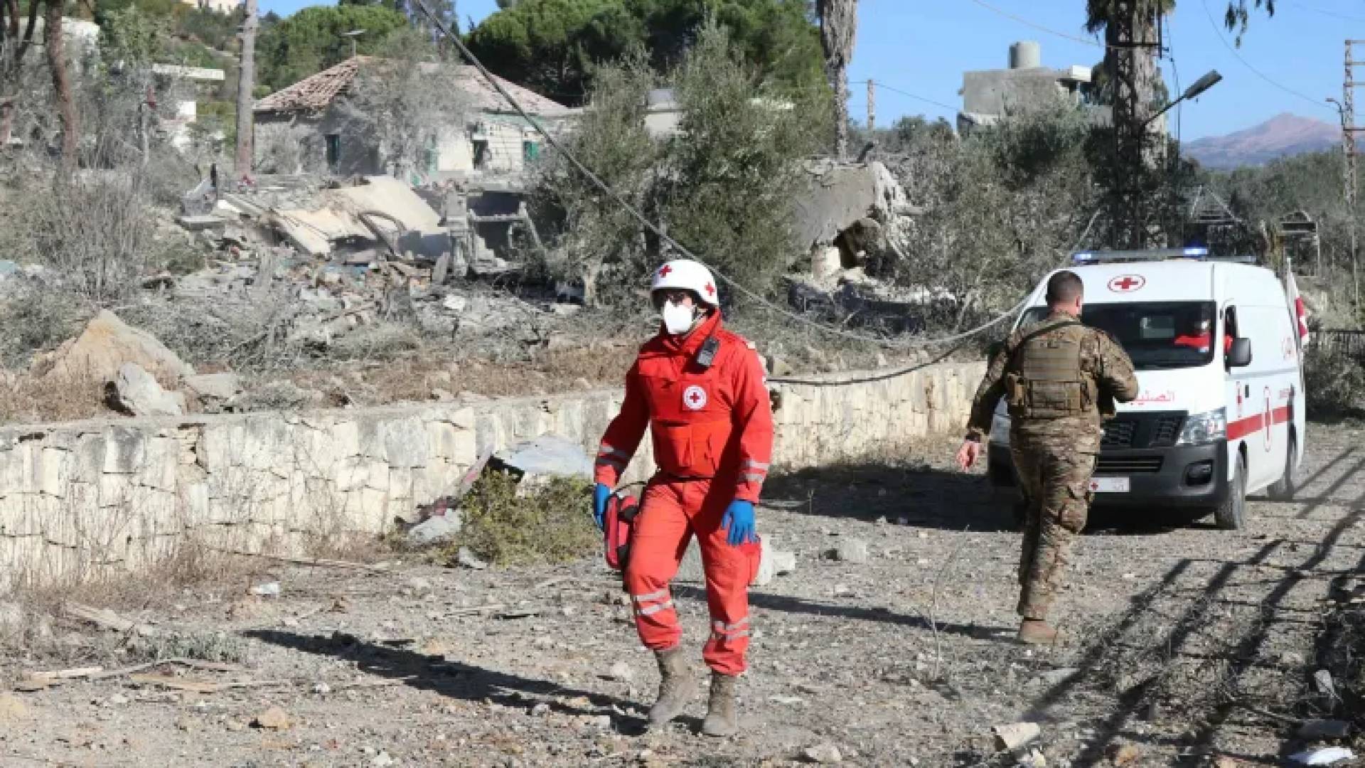 مراسل "رؤيا أخبار" في لبنان: الصحفية زينب فرج في غرفة العمليات بعد استهدافها من جيش الاحتلال