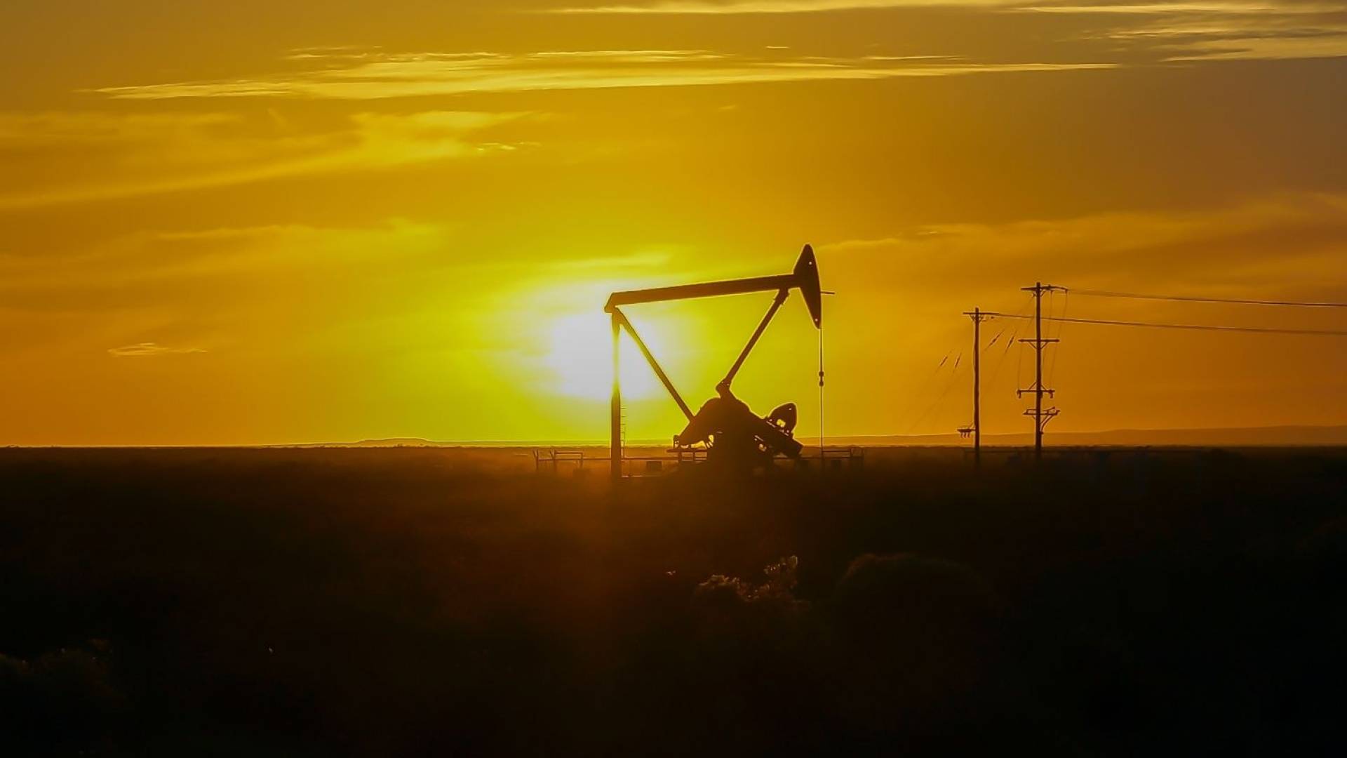 أسعار النفط تقفز 4% في التداولات الآسيوية وسط "شلل" مضيق هرمز وغموض المفاوضات