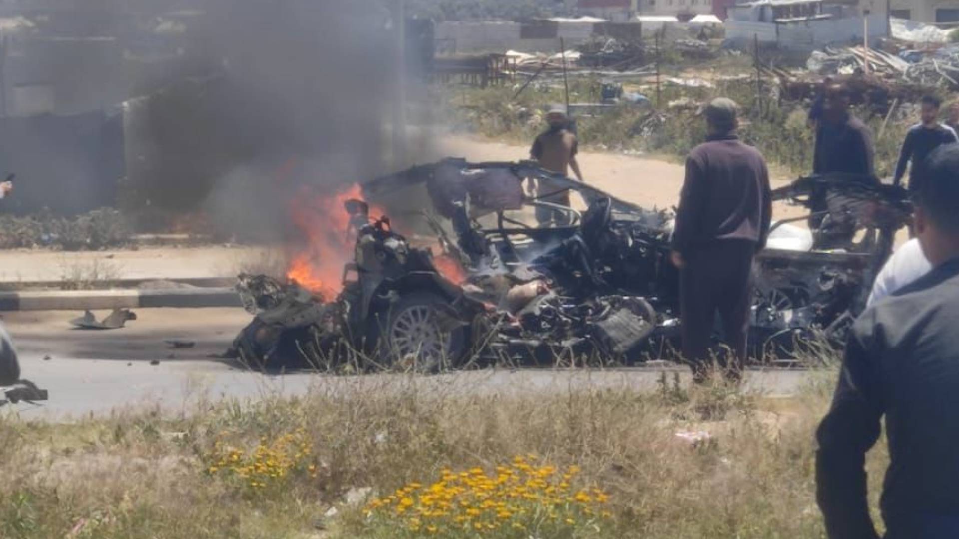 مراسل "رؤيا": استهداف سيارة مدنية عند مدخل أبراج عين جالوت وسط غزة #عاجل 