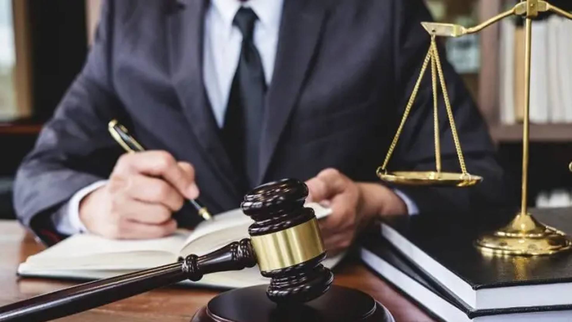 الجنايات الكبرى في عمان تقضي بحبس شاب لطلبه تقبيل قدم سيدة