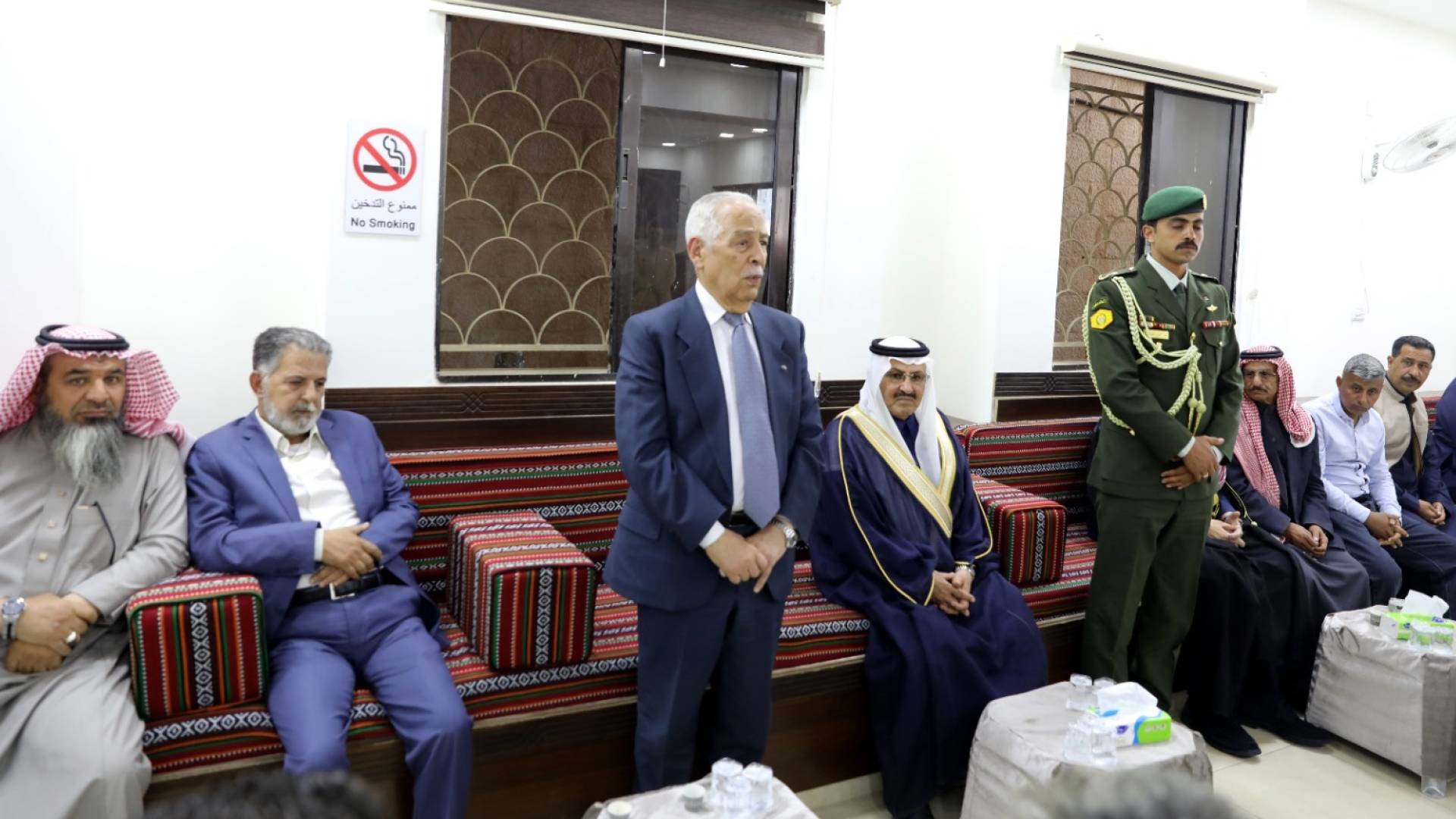 العيسوي ينقل تعازي الملك وولي العهد إلى عشيرة القطارنة 