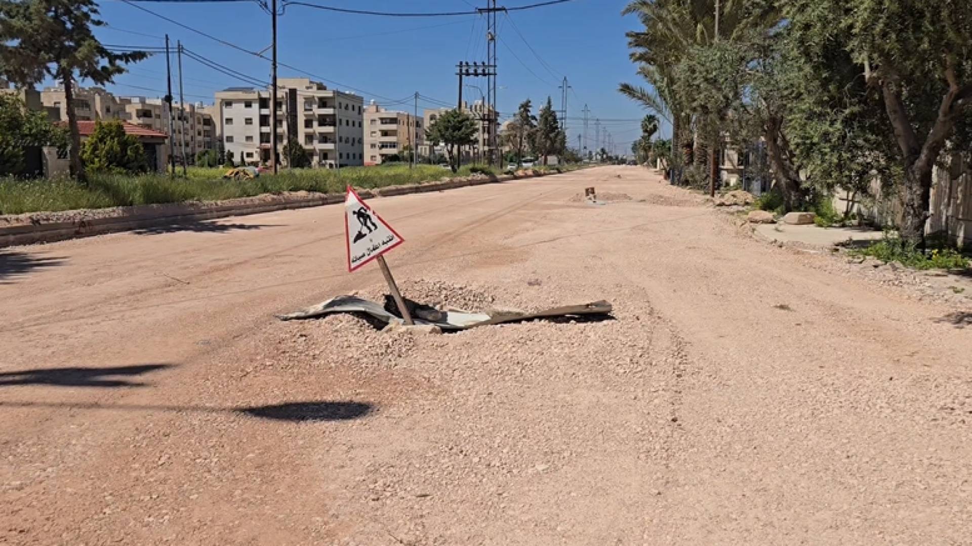 "من هنا نبدأ" يفتح ملف طريق "عمان - إربد".. خسائر تجارية ووعود بلدية بإنهاء المعاناة الأسبوع المقبل