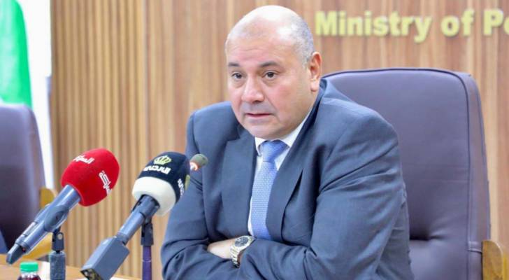 وزير الشؤون السياسية والبرلمانية عبد المنعم العودات خلال لقائه قيادات الحزب