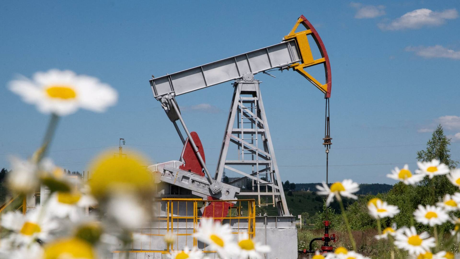 أسعار النفط تتجاوز حاجز الـ 106 دولارات للبرميل وسط تصاعد المخاوف الجيوسياسية