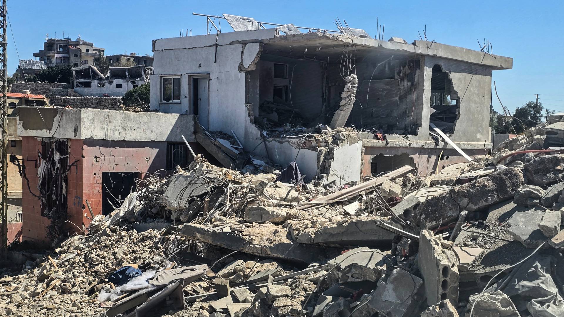 ماكرون يعلن عن مؤتمر دولي لدعم لبنان ويؤكد: نعمل مع لندن لتأمين مضيق هرمز