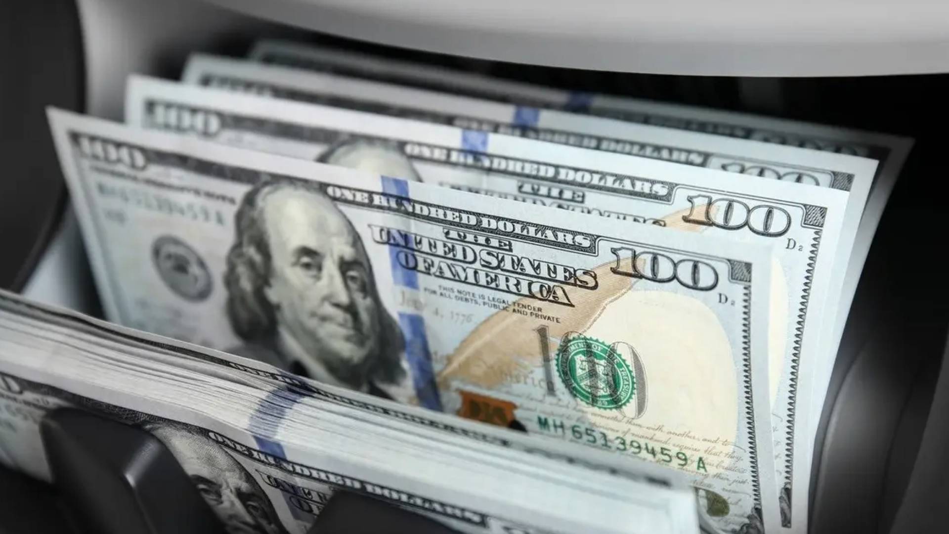 مؤشر الدولار يسجل 98.82 نقطة.. العملة الأمريكية تستعيد بريقها كـ "ملاذ آمن"