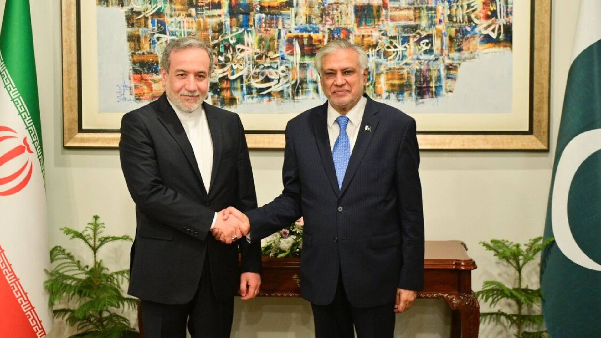 طهران تنفي عقد لقاء مباشر مع واشنطن وترمب يترقب عرضا إيرانيا تحت ضغط الحصار