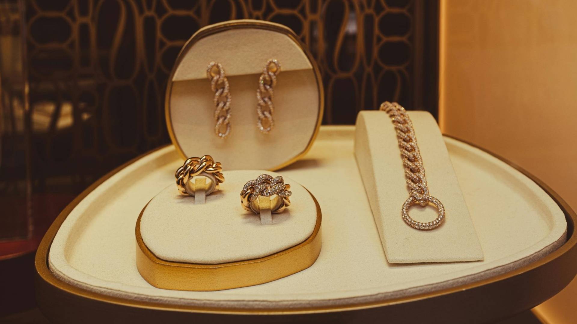 بعد 4 أسابيع من المكاسب.. الذهب يسجل أول خسارة أسبوعية تحت ضغط "حرب النفط" وتهديدات ترمب