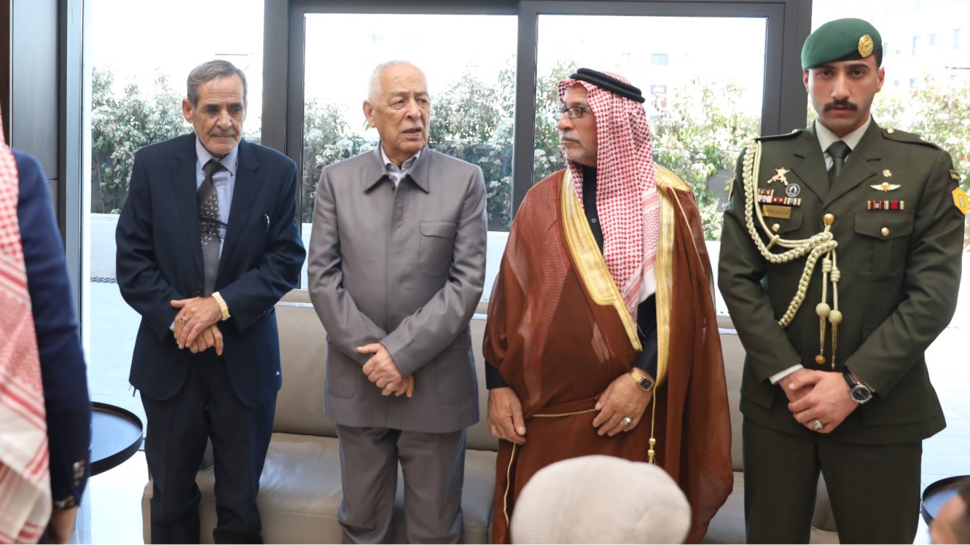 مندوبا عن الملك وولي العهد ..رئيس الديوان الملكي يعزي إل إرشيد وعشيرتي الحديد والمجالي