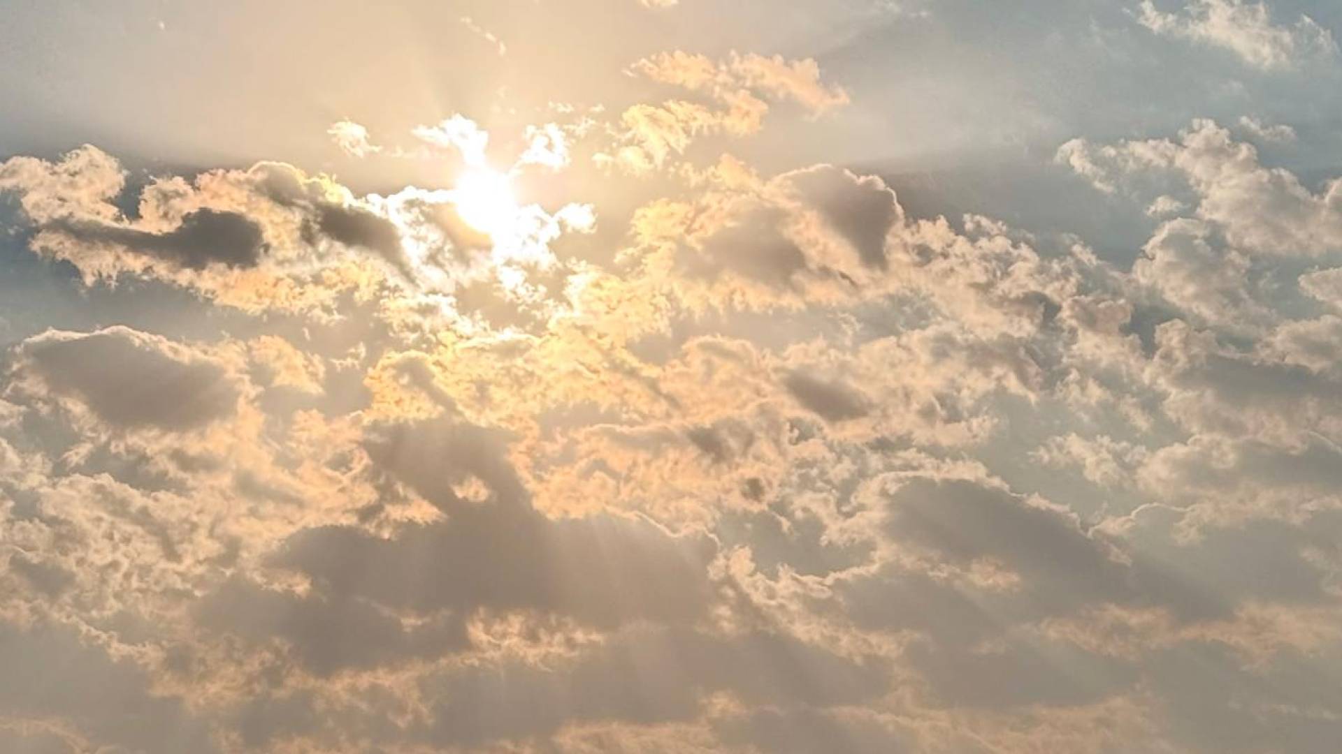 تقلبات جوية مرتقبة في الأردن: استمرار ارتفاع درجات الحرارة الأحد يعقبها انخفاض ملموس الاثنين