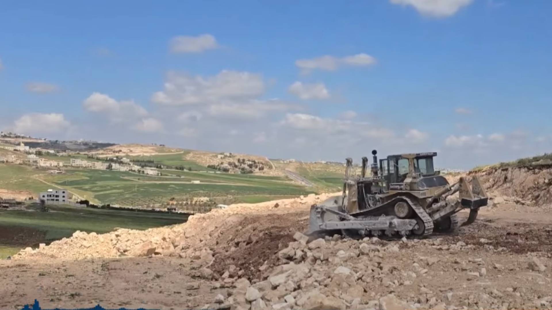 "من هنا نبدأ" يفتح ملف طريق "كتم" المغلق بإربد.. مطالب ببدائل آمنة ووعود بإنهاء الجسر خلال 45 يوما