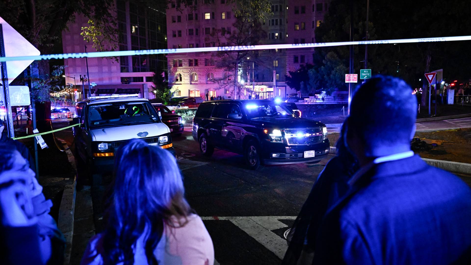 "واشنطن بوست": المشتبه به في هجوم فندق "هيلتون" على قيد الحياة ونقل للمستشفى