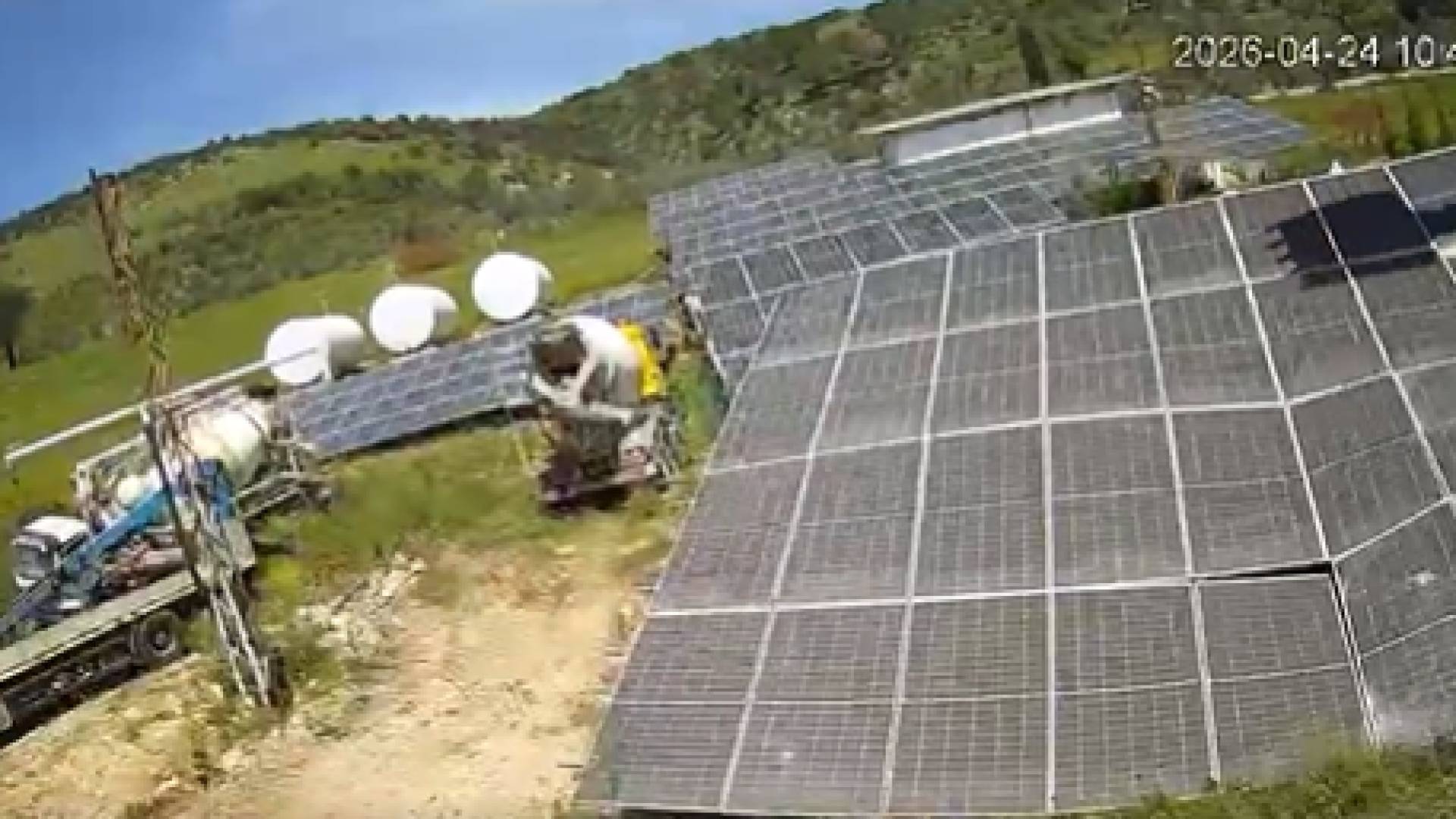 جيش الاحتلال يفتح تحقيقا في تخريب جنوده لطرود الطاقة الشمسية بقرية دبل اللبنانية