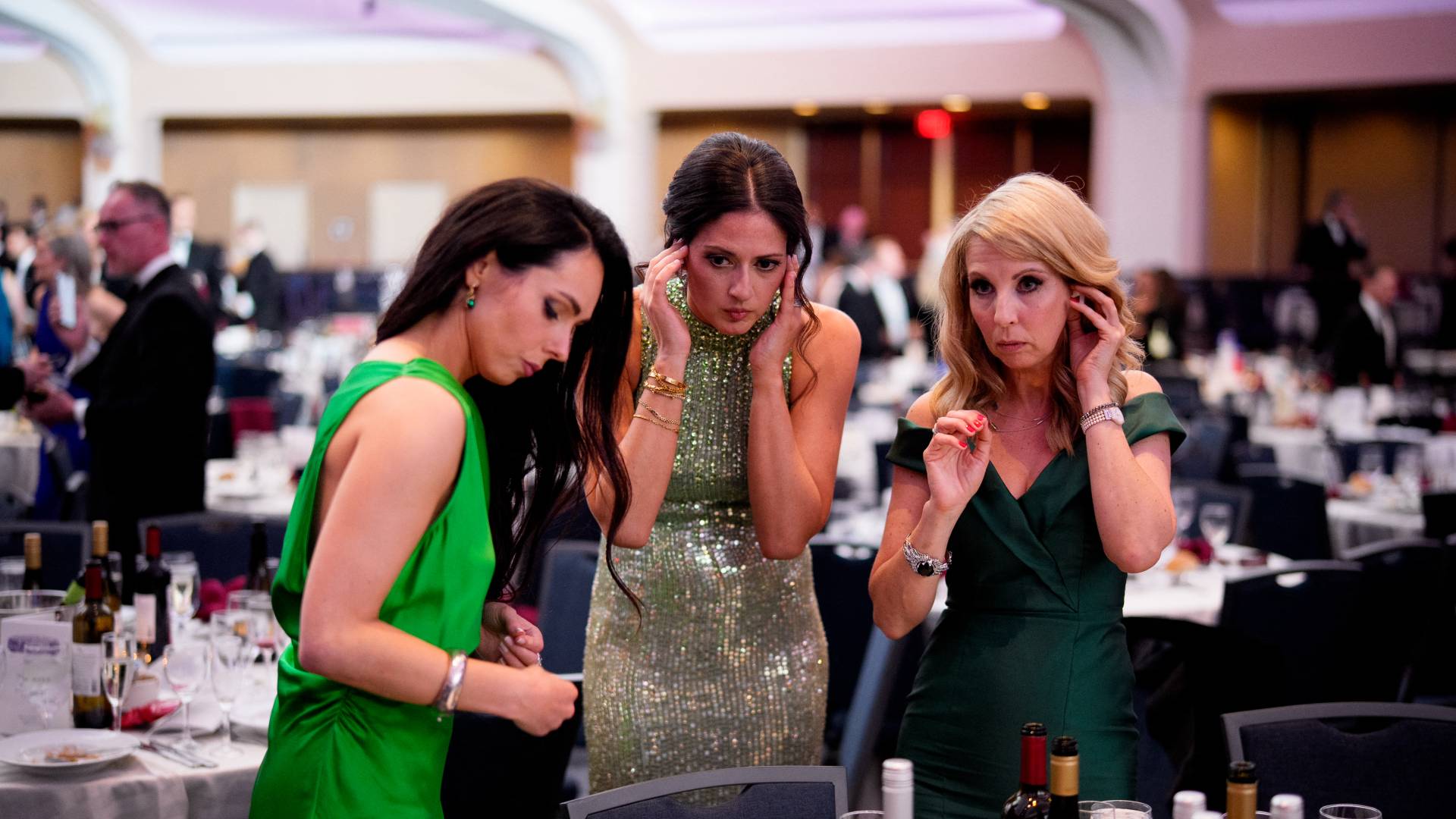 "رصاص ونبيذ".. مقطع فيديو صادم لضيوف حفل واشنطن يثير جدلا عالميا