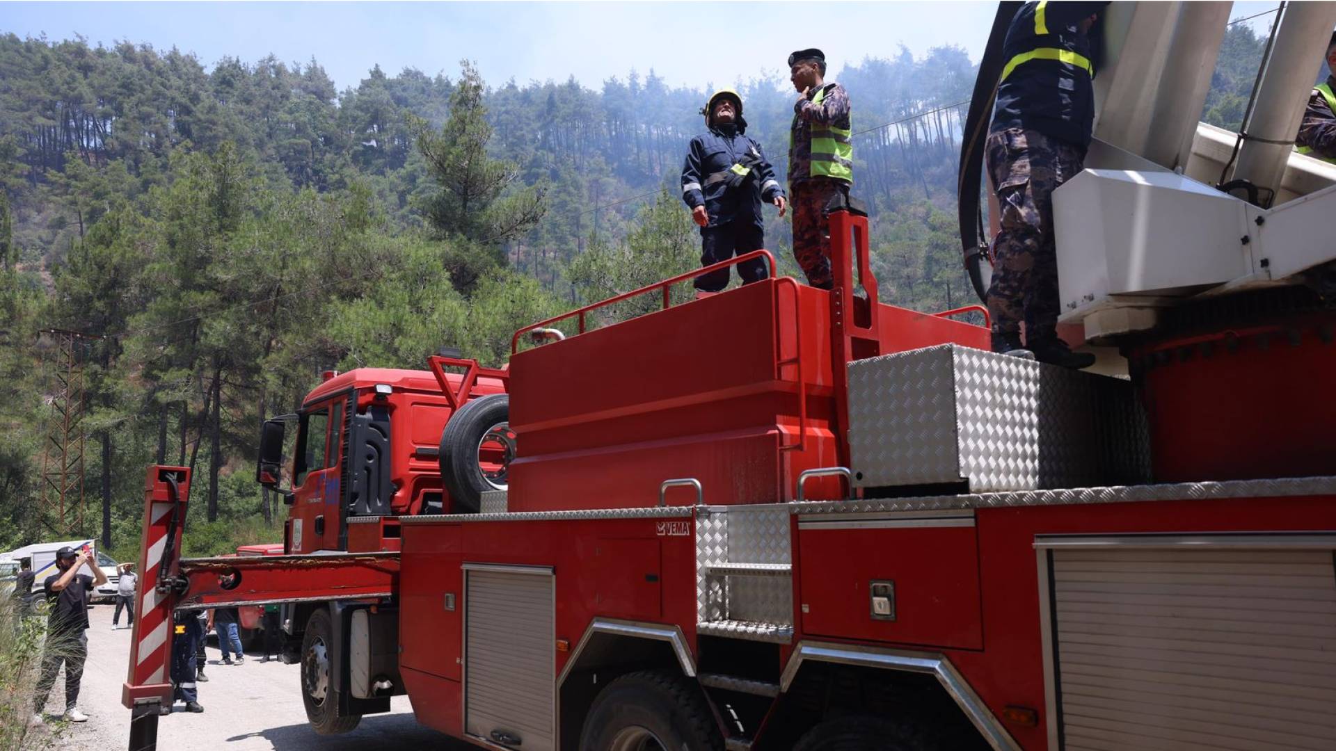 الدفاع المدني يتعامل مع حريق مخلفات داخل مكب نفايات في مدينة الزرقاء