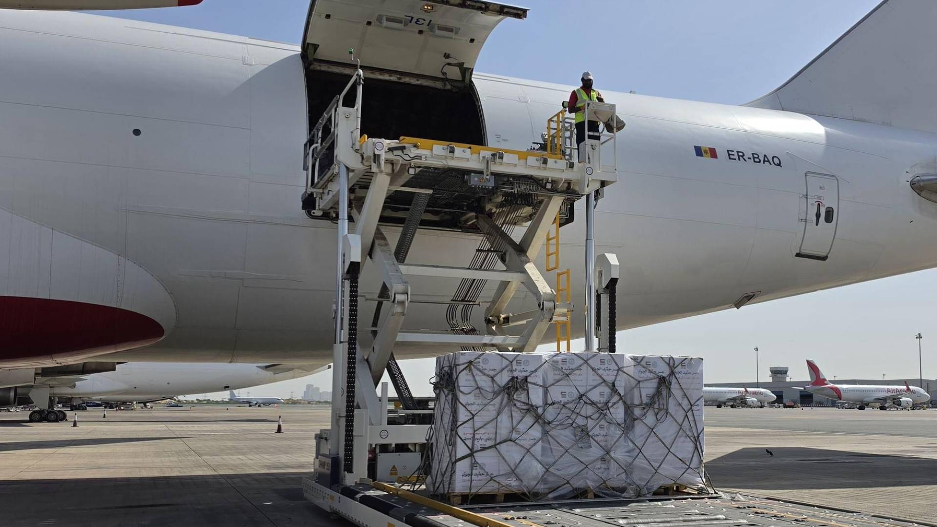 بدعم من وكالة الإمارات للمساعدات الدولية .. بتوجيهات من حاكم عجمان انطلاق طائرة إغاثة لغزة تحمل 3300 طرد غذائي