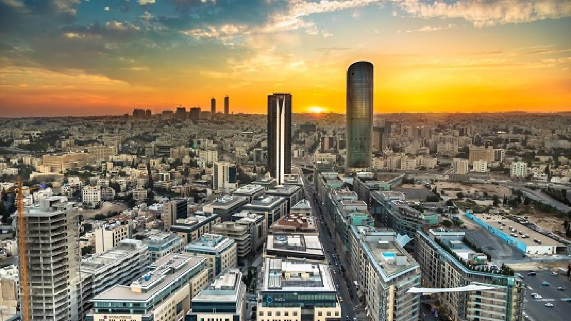 طقس العرب: انخفاض ملموس على الحرارة وتحذيرات من زخات رعدية وبرد نهار الإثنين