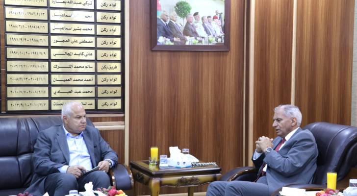 مدير عام المؤسسة الاقتصادية والاجتماعية للمتقاعدين العسكريين والمحاربين القدامى، اللواء الركن المتقاعد عدنان الرقاد و وزير العمل خالد البكار