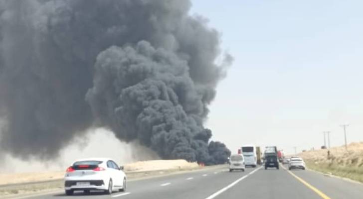 احتراق الشاحنات على الطريق الصحراوي