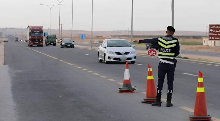 الدوريات الخارجية تتعامل مع حادث تدهور مابعد جسر العمري