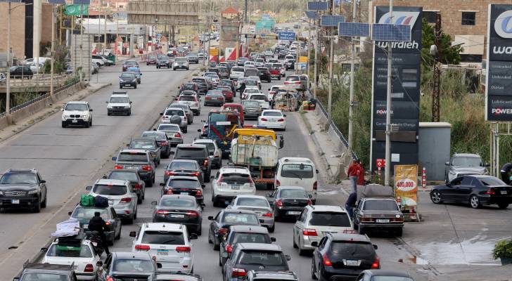 ازدحامات الطرق السريعة بالسيارات مع فرار المدنيين من منازلهم وتوجههم شمالا نحو العاصمة اللبنانية