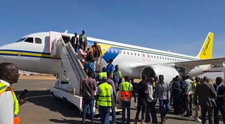 مطار الخرطوم يستقبل 300 سوداني عائدين من الكويت ضمن برنامج العودة الطوعية